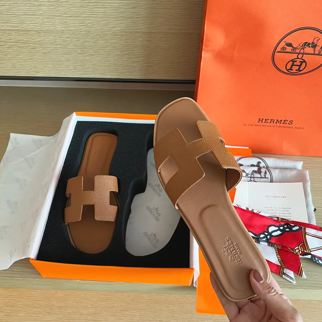 👟👟Ex-factory price 480👟👟 Women's Shoe Factory [Palmprint All-Inclusive Midsole] (Hermès) Upgraded packaging, upgraded version and workmanship materials. Hermes®🔴The highest version of handmade shoes on the market👟👟 👟👟 Top product Hermès slippers🐎 —————————— The 2022 early spring new model is the same as the original version, purely handmade by masters! ❥High-end customization, exclusive products, the highest version in the industry⚠❥Using: Hermers upper: Italian imported cowhide + original custom-grade Australian sheepskin feet + genuine leather outsole (pursuing top walking comfort) 👟👟 ~~〰〰〰〰❥ Packaging: ✔🚦Pay attention to the exclusive top-level exclusive packaging 〰The original top quality is on sale━━━━Hermes━━━━━ size: 35-40 (34.41.42 custom-made, non-refundable)